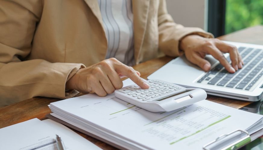 Pessoa aprendendo como começar a investir pelo celular